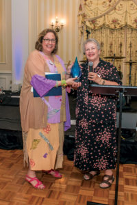 Gayle Weinberger Petro ’79 presents the Distinguished Alumnus Award to Georgia State Senator Nan Grogan Orrock ’65.   